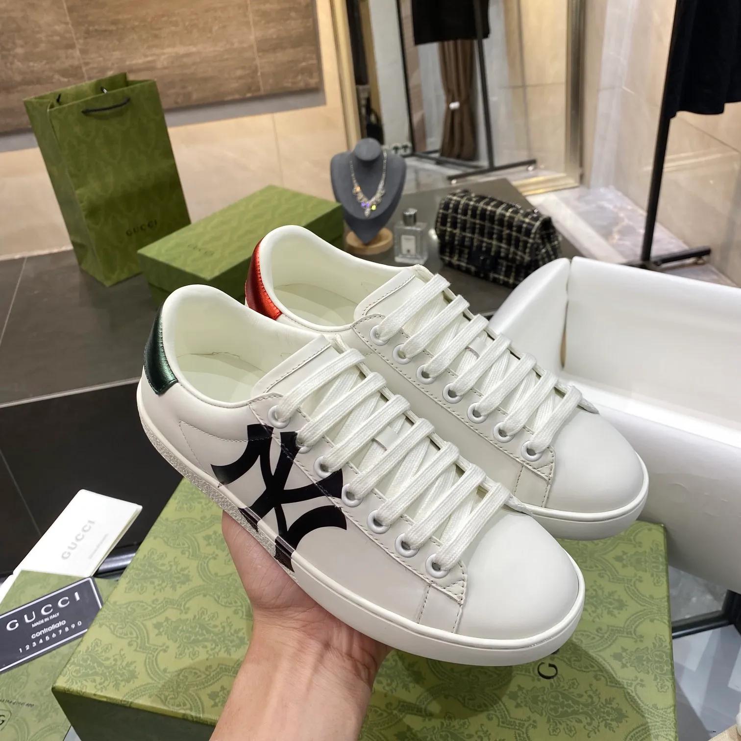 👟👟Ex-factory price 440👟👟 Men's size +10 Gucci's GG white shoes, the same style as Ni Ni, have been popular in recent years; new colors are constantly updated; stars, Internet celebrities, live broadcasts, etc. will definitely plant grass and call them. Classic fashion style, 5D drawing printing; electric embroidery surface, etc... Original customized cowhide color, first layer of cowhide inside, original outsole... Shiny color drawing/electric embroidery surface embellished on the side of the shoe body, package production process‼ Size: Female 35-40# Male 39-46#